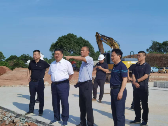 市領(lǐng)導饒清華、祝美清調(diào)研督導二十一中項目建設情況